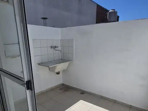 PH VENTA AMPLIO  MONOAMBIENTE ,CON PATIO ,SIN EXPENSAS. CASEROS