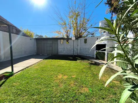 VENTA CASA ESQUINA, 2 DORMITORIOS, PATIO. GLLEN