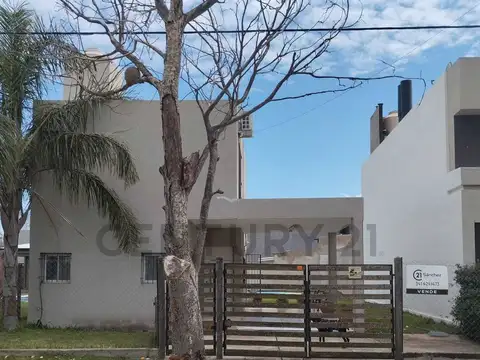 Venta casa con pileta. Tierra de Sueños 3. Roldán