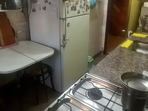 EXCELENTE DEPARTAMENTO DE 3 AMBIENTES CON DEPENDENCIA DE SERVICIO Y COCHERA