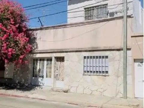 Venta - Casa de 2 dormitorios con departamento independiente en Ludueña