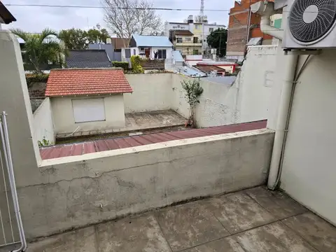 CASA MULTIFAMILIAR DE 2 PLANTAS CON JARDÍN Y COCHERA EN MUNRO