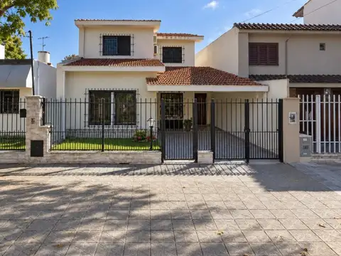 CASA MULTIFAMILIAR DE 2 PLANTAS CON JARDÍN Y COCHERA EN MUNRO