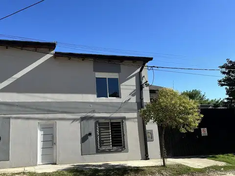 Casa de 2 dormitorios con amplio galpón en Alvear y Remedios de Escalada al 2100