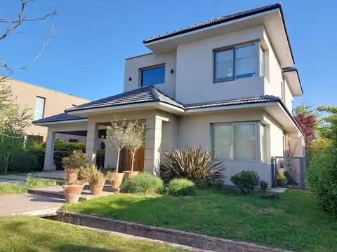 CASA a la venta en el EXCLUSIVO BARRIO LOS TEROS