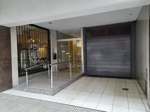 EXCELENTE OFICINA DIVIDIDA - ZONA INMEJORABLE - PISOS PLAST.