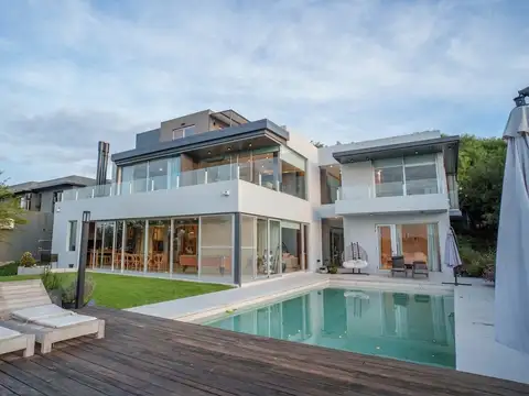 Casa en Venta con 4 cocheras