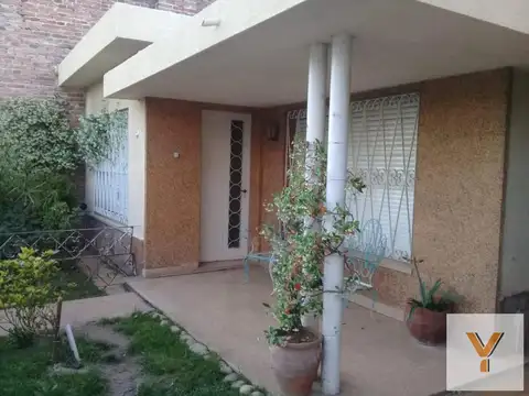 Casa en venta - 5 Dormitorios 5 Baños - Cochera - 300Mts2 - La Falda, Córdoba