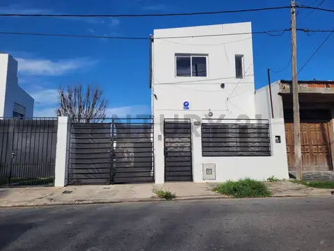 Duplex de 2 Dormitorios con Cochera en Venta en Ringuelet