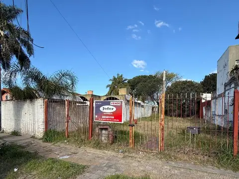 LOTE UNICO en zona residencial  10X40  ideal Duplex  u otro emprendimiento  a mts de Estacion