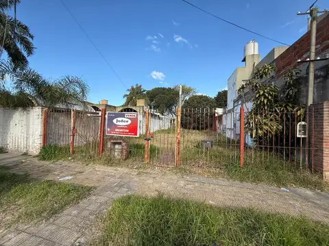 LOTE UNICO en zona residencial  10X40  ideal Duplex  u otro emprendimiento  a mts de Estacion