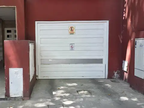 COCHERA CUBIERTA FIJA CON BAULERA EN PLENO CENTRO COMERCIAL DE CASEROS  
