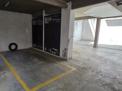 COCHERA CUBIERTA FIJA CON BAULERA EN PLENO CENTRO COMERCIAL DE CASEROS