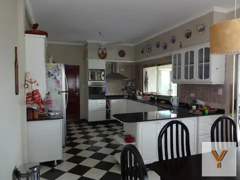 Casa en Venta con 3 cocheras