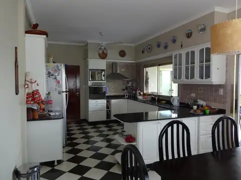 Casa en Venta con 3 cocheras