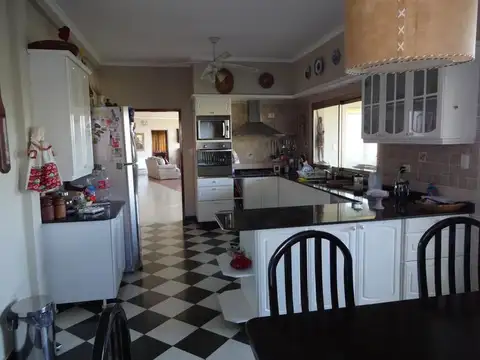 Casa 6 ambientes con 5 baños