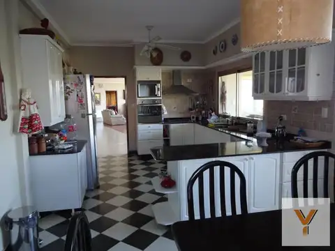 Casa 6 ambientes con 5 baños