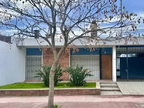 Casa de 3 dormitorios con garaje, patio y fondo.