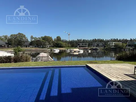 Moderna casa al rio en Albanueva