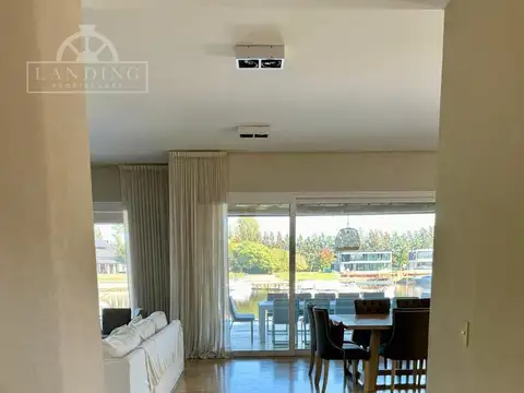 Casa 8 ambientes con 6 baños