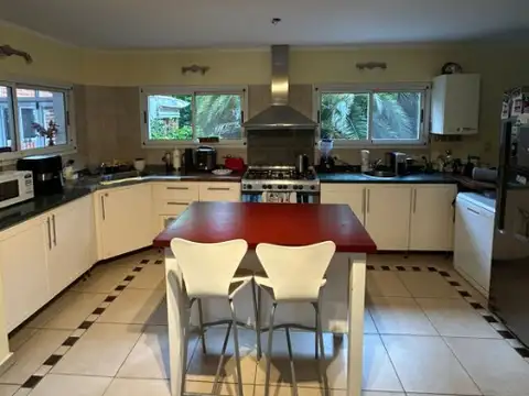 Casa en venta de 5 Ambientes en Barrio Village del Parque sobre lote de 880m2 con Pileta Climatizada y Quincho