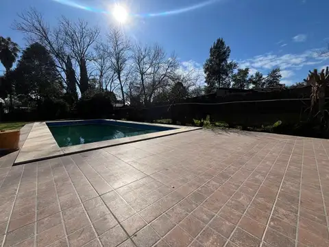 Casa en Alquiler con 2 cocheras