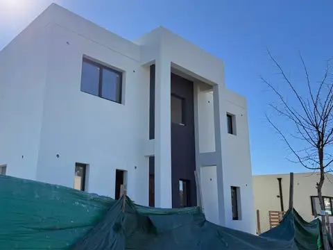 ESPECTACULAR Casa  en Venta en Santa Sofía, Pilar del Este, Pilar