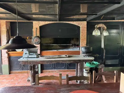 Casa en Alquiler con 4 cocheras