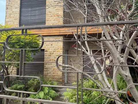 Casa en venta - 3 Dormitorios 2 Baños - Isidro Casanova