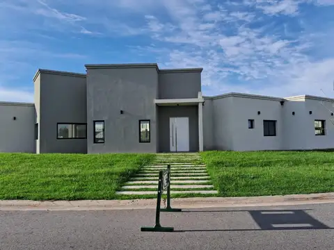 Excelente casa toda en planta baja en Barrio San Felipe