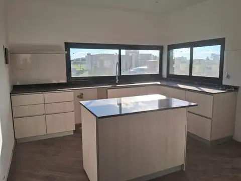 Casa 4 ambientes con 3 baños