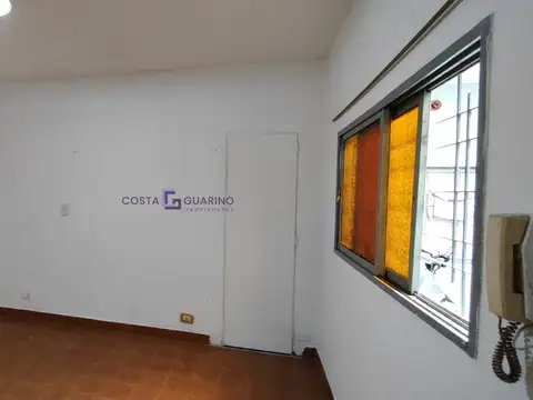 Monoambiente por pasillo ubicado en Avenida Juan Manuel de Rosas