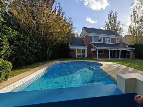 Casa en venta en La Lomada en esquina frente a plaza con pileta, 4 dormitorios .