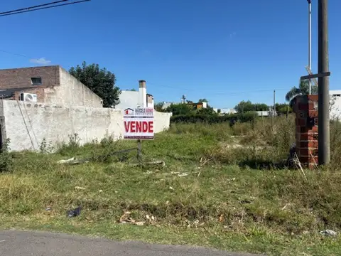 Lote muy bien ubicado con servicios.