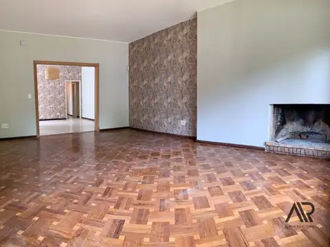 Casa 8 ambientes con 2 baños