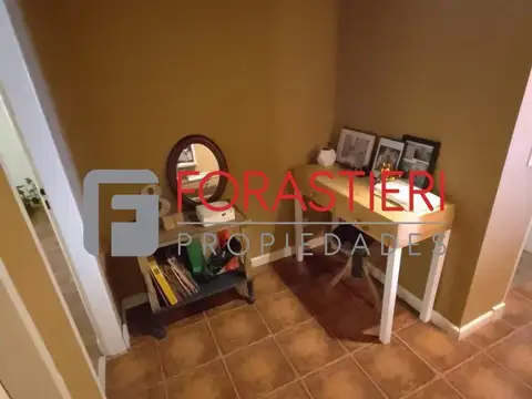 EXCELENTE CASA DE 4 AMBIENTES + 2 LOCALES Y UN GALPON