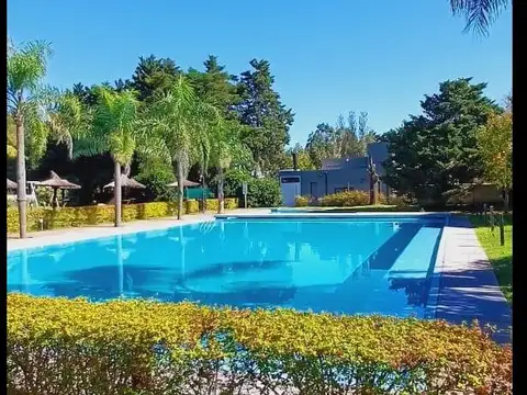 Lote ubicado en barrio privado, con calles y entornos arbolados.