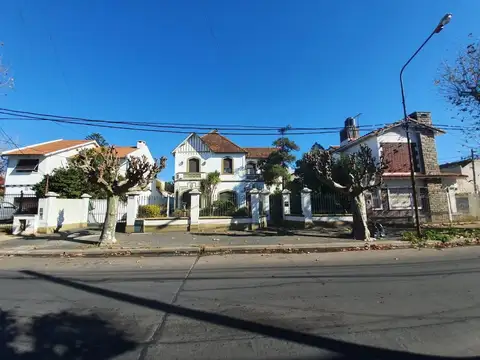 Oficina 9 ambientes con 6 baños