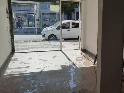 EXCELENTE LOCAL EN LINIERS, EN ZONA COMERCIAL