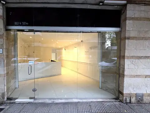 ALQUILER LOCAL 110m2 - 4m DE VIDRIERA - LÍMITE PALERMO - BELGRANO.