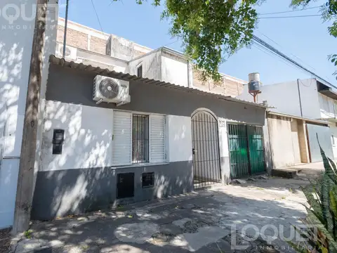 Casa de 2 dormitorios, patio y cochera en Sargento Cabral