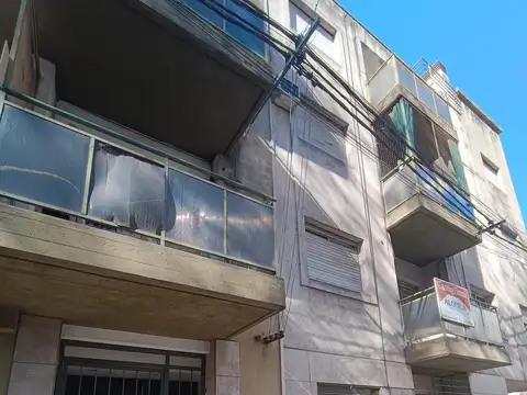 Depto con balcón- zona Facultad de Medicina
