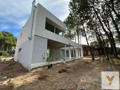 Casa en venta - 4 Dormitorios 3 Baños - Pinamar