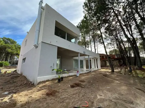 Casa en venta - 4 Dormitorios 3 Baños - Pinamar