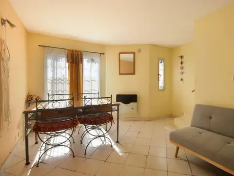 VENTA CASA DUPLEX 2 DORMITORIOS PATIO CARAPACHAY