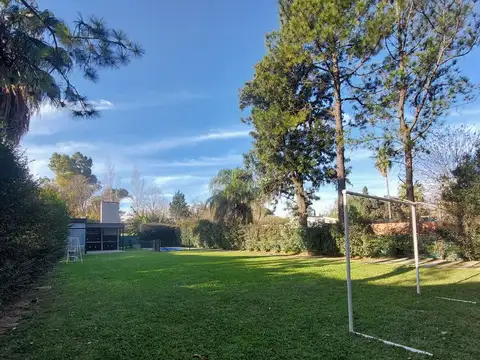 CASA QUINTA EN EXCELENTE LUGAR DE FUNES. 5 AÑOS DE ANTIGUEDAD