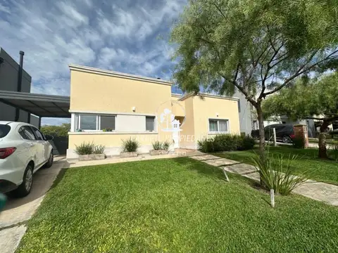 Casa en venta de 4 ambientes y pileta. Barrio Santa Elena. Pilar