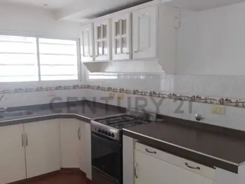 PH en Los Hornos – 2 dormitorios, parrilla y buena distribución – 57 y 150