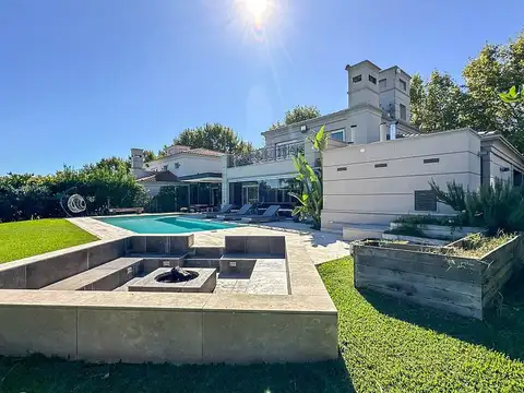 Casa en Venta con 3 cocheras