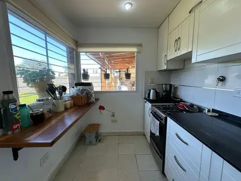 Casa 4 ambientes con 2 baños